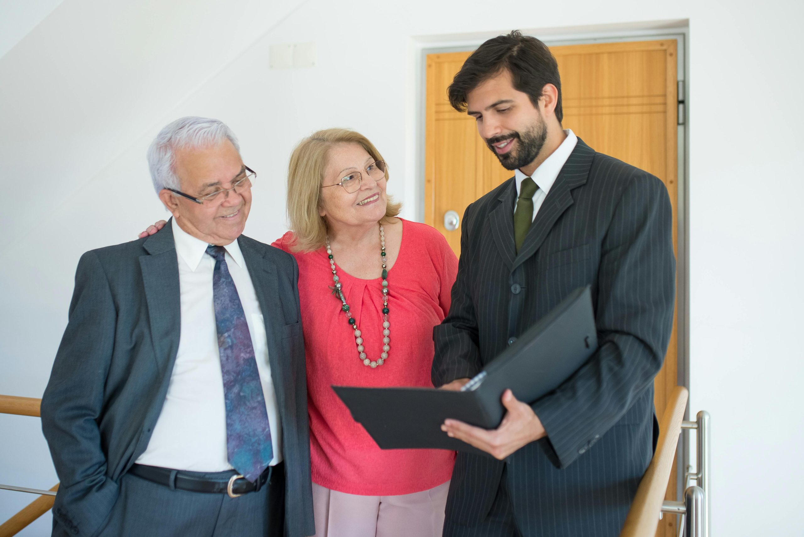 pexels pareja asesor corredora scaled.jpg